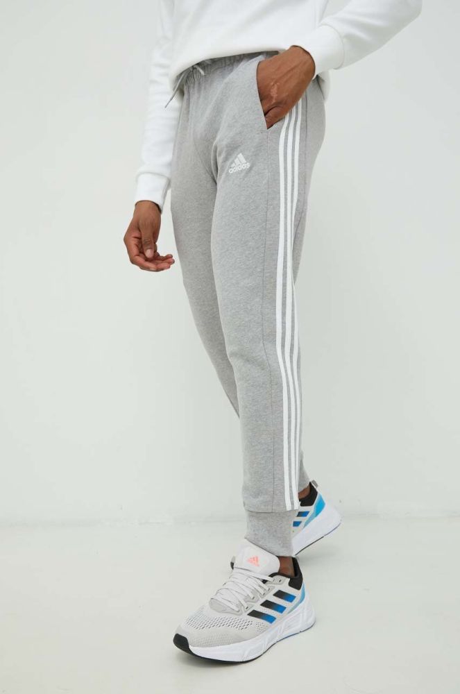 Бавовняні спортивні штани adidas чоловічі колір сірий з аплікацією (2957602)